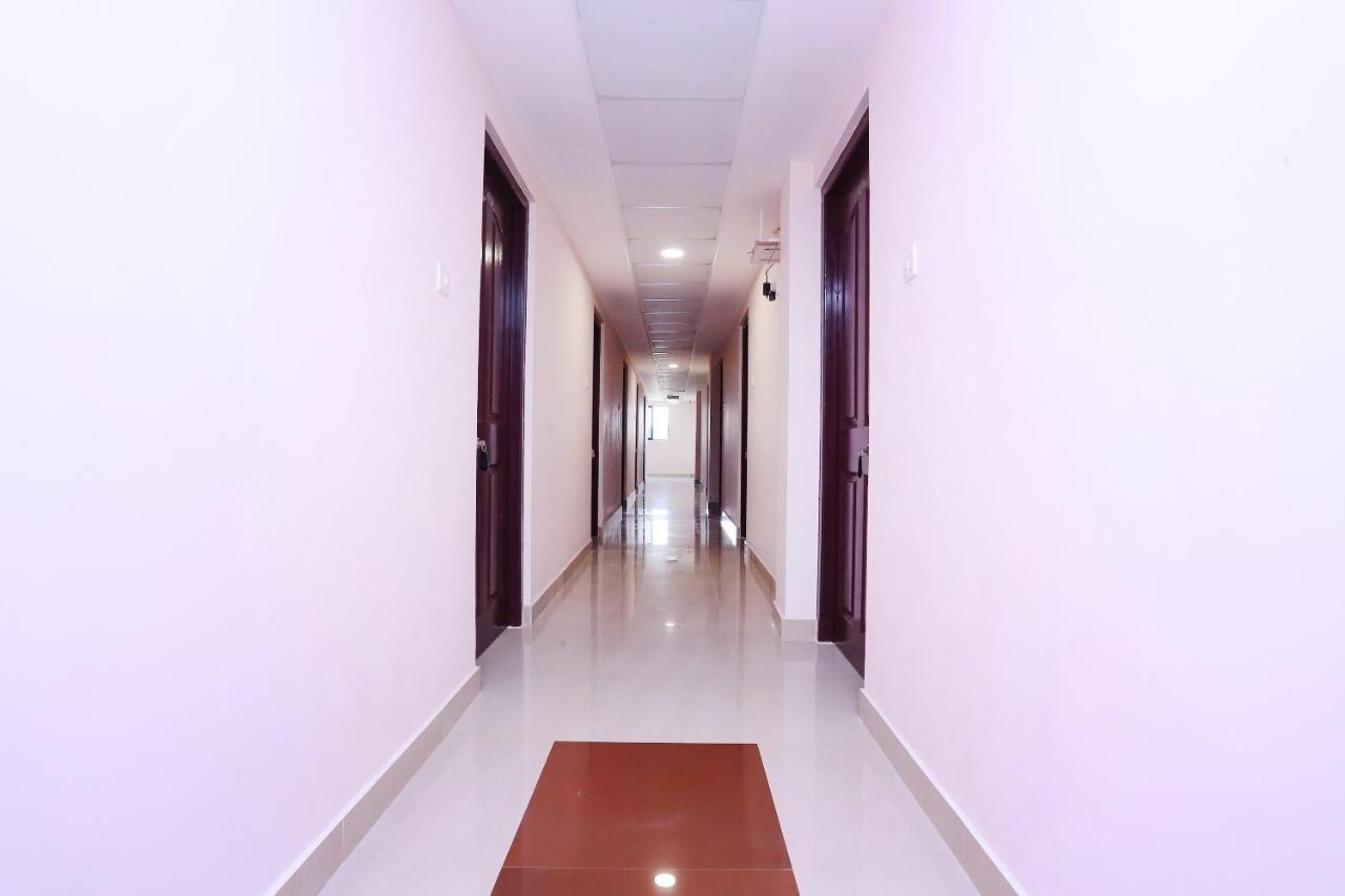 Отель Oyo 13577 Tkr Metro Residency Коччи Экстерьер фото